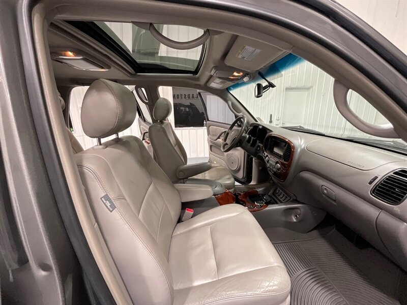 2007 Toyota Sequoia Limited Sport Utility 4X4 / 4.7l V8 / 1-OWNER / ZERO RUST / Leather Heated Seats / Navigation / GREAT SERVICE RECORDS / TIMING BELT SERVICE DONE - Photo 15 - Gladstone, OR 97027