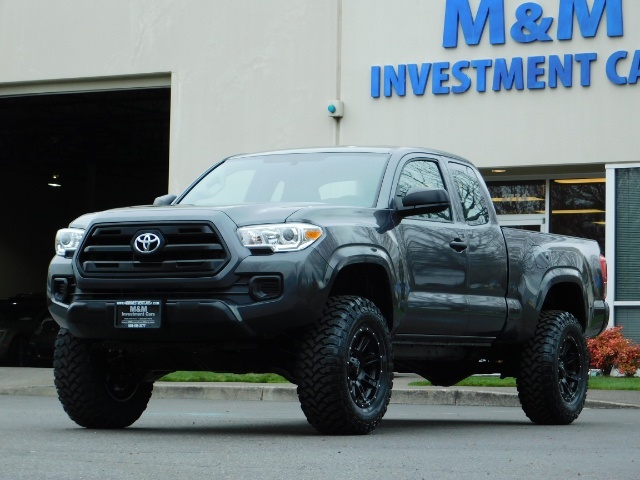 2017 Toyota Tacoma SR / 4X4 / 5-SPEED MANUAL / LIFTED LIFTED