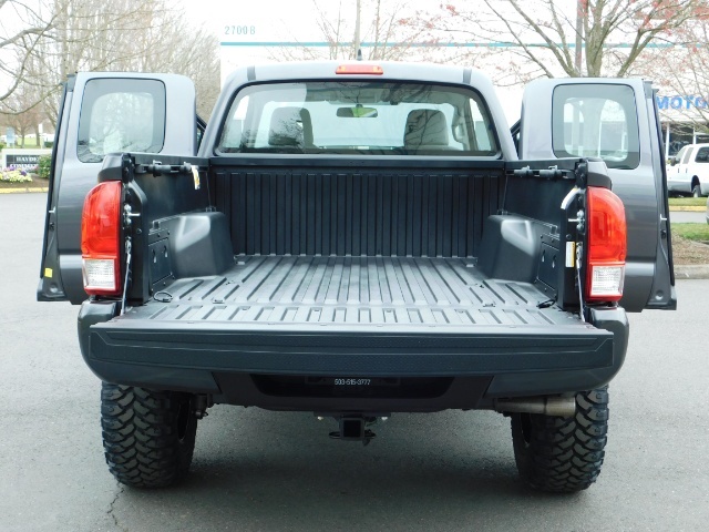 2017 Toyota Tacoma SR / 4X4 / 5-SPEED MANUAL / LIFTED LIFTED   - Photo 21 - Portland, OR 97217