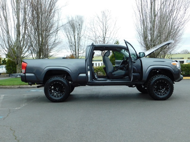 2017 Toyota Tacoma SR / 4X4 / 5-SPEED MANUAL / LIFTED LIFTED   - Photo 6 - Portland, OR 97217