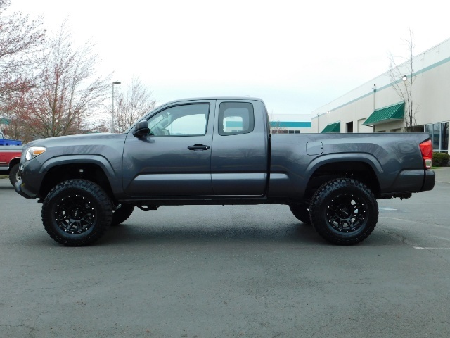 2017 Toyota Tacoma SR / 4X4 / 5-SPEED MANUAL / LIFTED LIFTED