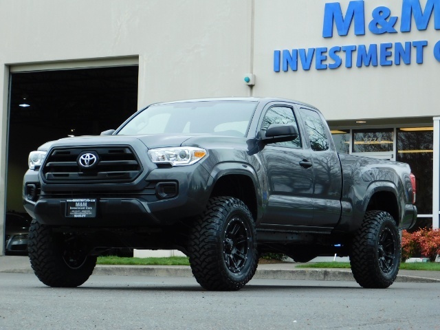 2017 Toyota Tacoma SR / 4X4 / 5-SPEED MANUAL / LIFTED LIFTED   - Photo 1 - Portland, OR 97217