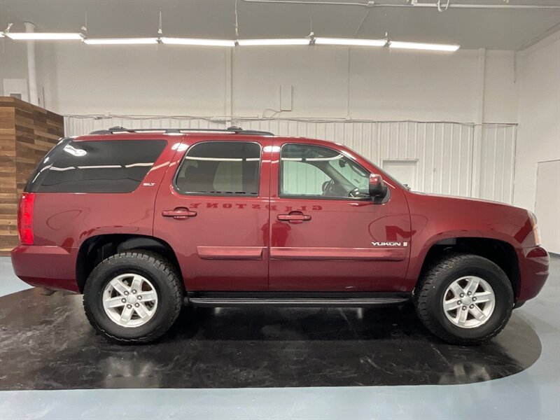 2008 GMC Yukon SLT 4X4 / 5.3L V8 / 3RD SEAT / NEW TIRES  / Leather & Heated Seats - Photo 4 - Gladstone, OR 97027