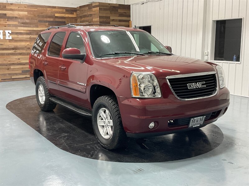 2008 GMC Yukon SLT 4X4 / 5.3L V8 / 3RD SEAT / NEW TIRES  / Leather & Heated Seats - Photo 2 - Gladstone, OR 97027