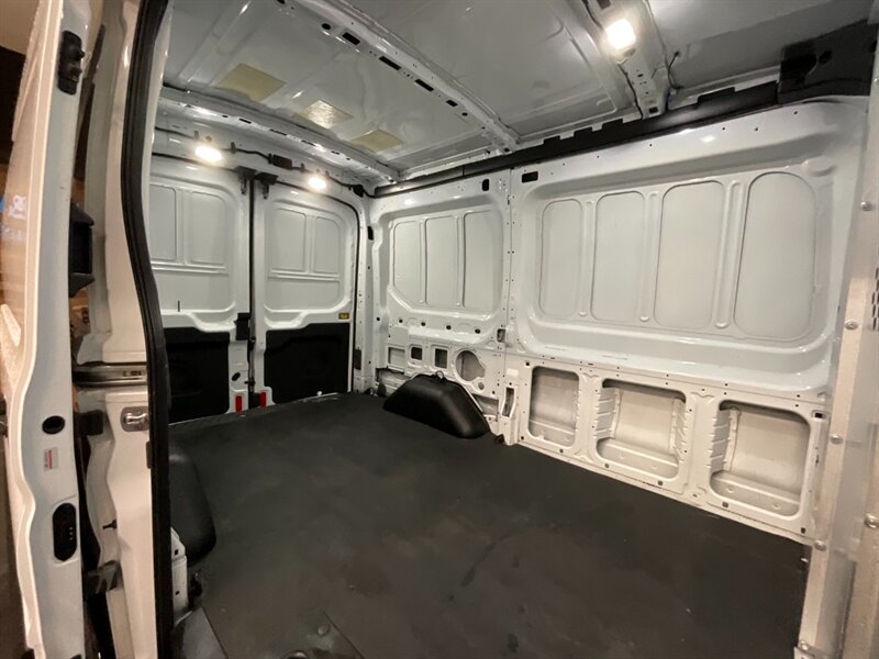 2020 Ford Transit CARGO VAN 250 / 3.5L V6 / 6,000 MILES  1-OWNER LOCAL VAN / LEATHER SEATS / SWB MEDIUM ROOF / ROOF RACK / CLEAN - Photo 11 - Gladstone, OR 97027