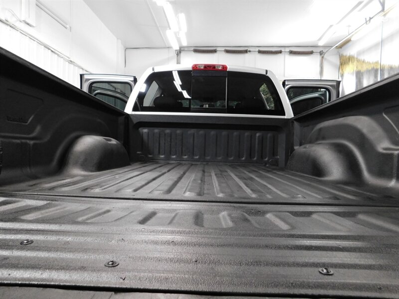 2006 Dodge Ram 2500 Laramie 4X4 / 5.9L CUMMINS DIESEL HO / 1-OWNER  Heated Leather Seats / RUST FREE - Photo 22 - Gladstone, OR 97027