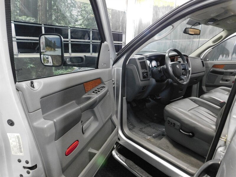 2006 Dodge Ram 2500 Laramie 4X4 / 5.9L CUMMINS DIESEL HO / 1-OWNER  Heated Leather Seats / RUST FREE - Photo 13 - Gladstone, OR 97027