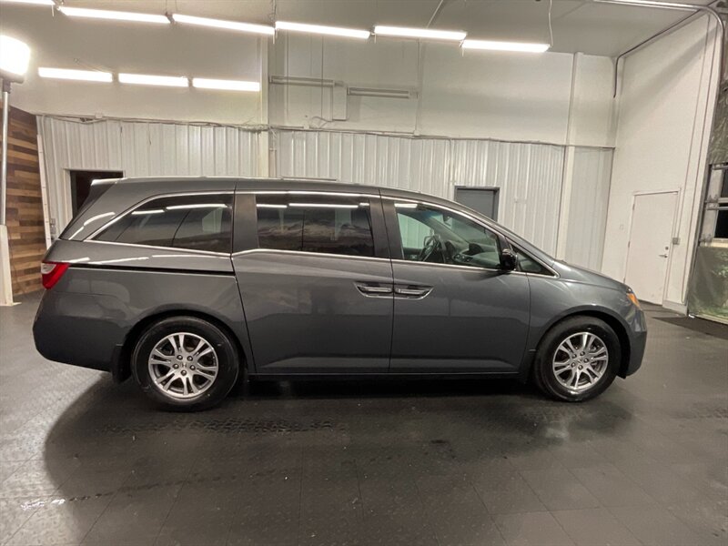 2012 Honda Odyssey EX-L MiniVan / Leather / 1-OWNER /TIMING BELT DONE   - Photo 4 - Gladstone, OR 97027