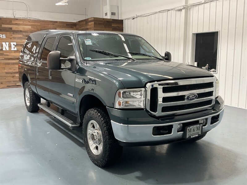 2006 Ford F-250 Super Duty Lariat Crew Cab 4X4 / DIESEL /1-OWNER  / Leather Heated Seats / Sunroof / LOCAL TRUCK w. ZERO RUST / FX4 OFF RD PKG - Photo 2 - Gladstone, OR 97027