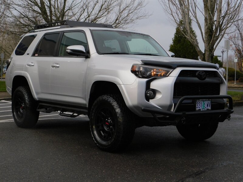 2019 Toyota 4Runner SR5 Premium 4X4 / 3RD ROW / LIFTED / 22,000 MILES   - Photo 2 - Portland, OR 97217