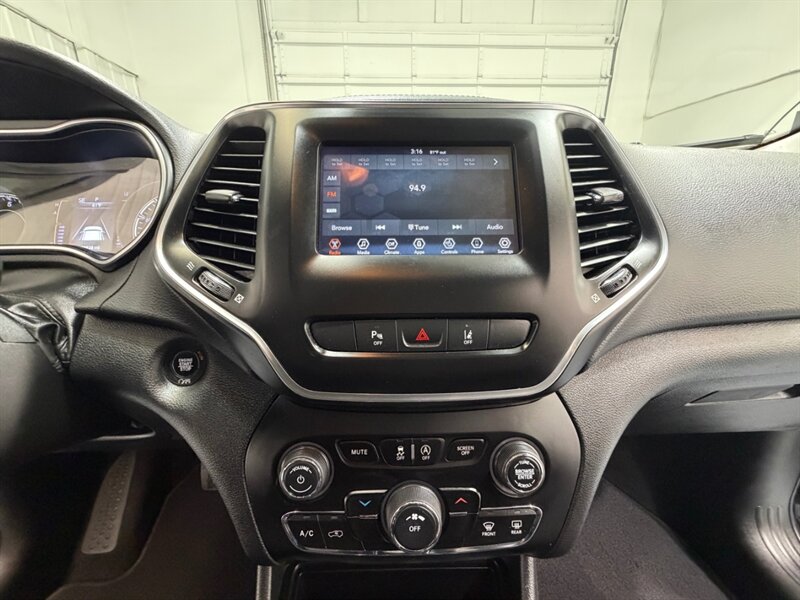 2021 Jeep Cherokee Altitude AWD / 1 OWNER / LEATHER / ONLY 38K MILES / NEW TIRES / LOCEL RUST FREE - Photo 19 - Gladstone, OR 97027