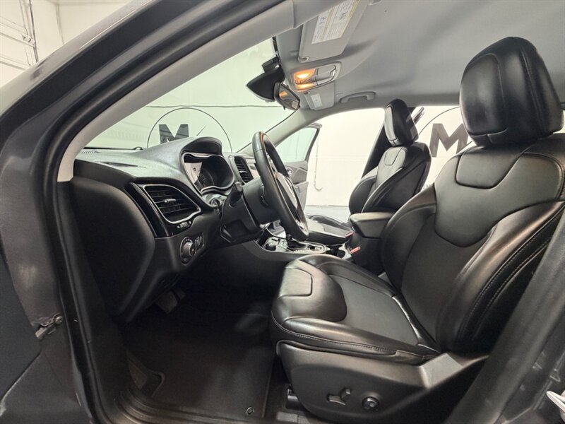 2021 Jeep Cherokee Altitude AWD / 1 OWNER / LEATHER / ONLY 38K MILES / NEW TIRES / LOCEL RUST FREE - Photo 11 - Gladstone, OR 97027