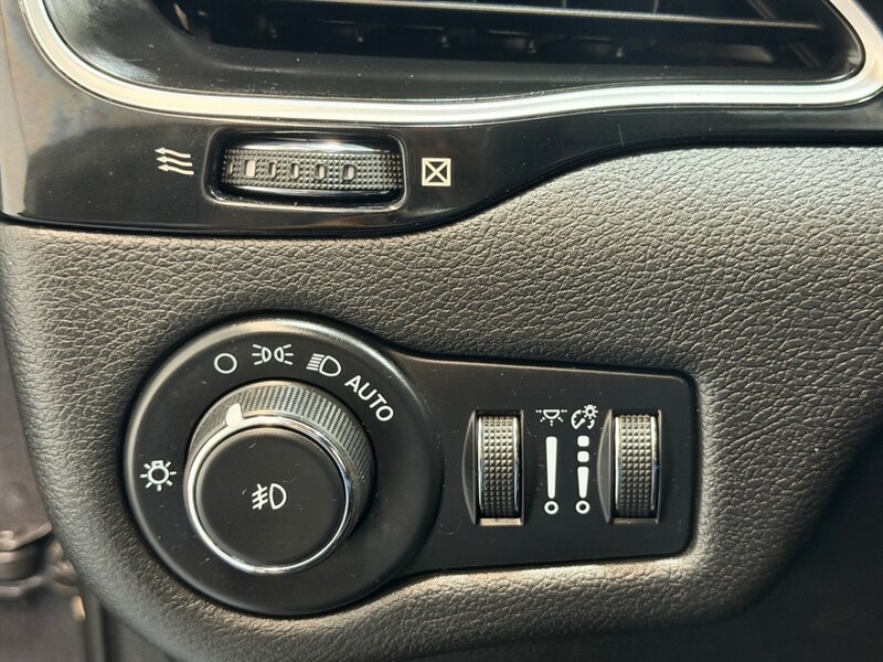 2021 Jeep Cherokee Altitude AWD / 1 OWNER / LEATHER / ONLY 38K MILES / NEW TIRES / LOCEL RUST FREE - Photo 26 - Gladstone, OR 97027