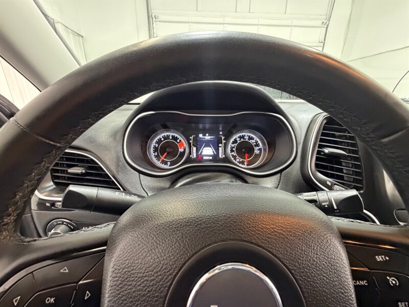 2021 Jeep Cherokee Altitude AWD / 1 OWNER / LEATHER / ONLY 38K MILES / NEW TIRES / LOCEL RUST FREE - Photo 34 - Gladstone, OR 97027