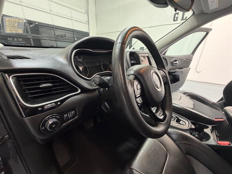 2021 Jeep Cherokee Altitude AWD / 1 OWNER / LEATHER / ONLY 38K MILES / NEW TIRES / LOCEL RUST FREE - Photo 28 - Gladstone, OR 97027