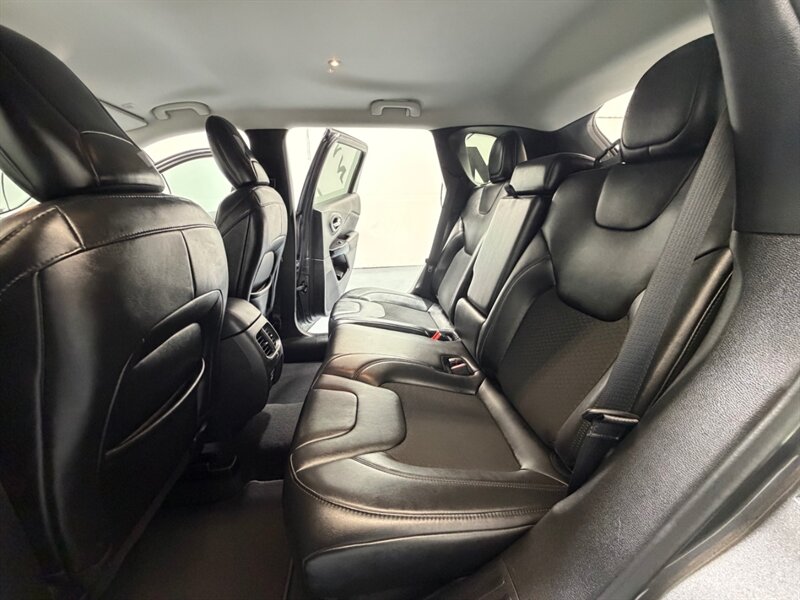 2021 Jeep Cherokee Altitude AWD / 1 OWNER / LEATHER / ONLY 38K MILES / NEW TIRES / LOCEL RUST FREE - Photo 12 - Gladstone, OR 97027