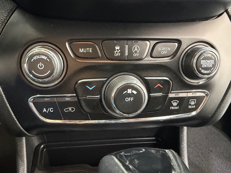 2021 Jeep Cherokee Altitude AWD / 1 OWNER / LEATHER / ONLY 38K MILES / NEW TIRES / LOCEL RUST FREE - Photo 21 - Gladstone, OR 97027