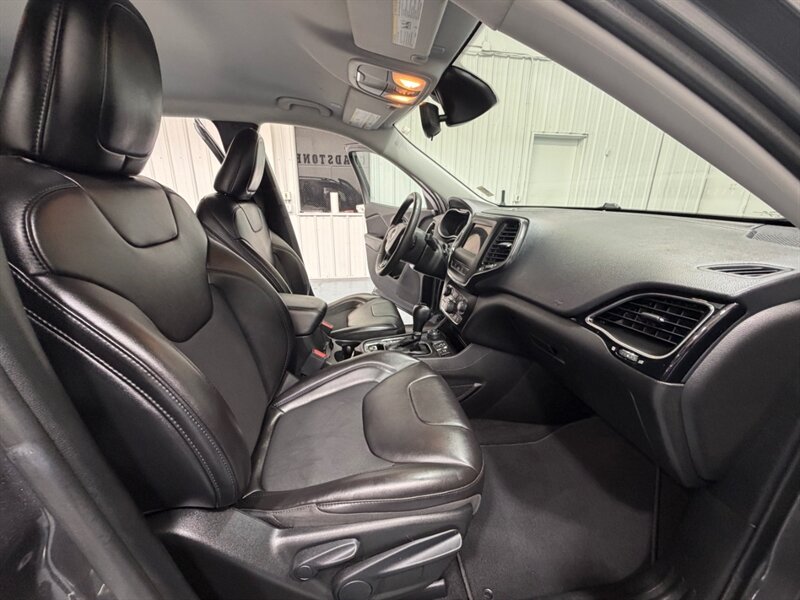 2021 Jeep Cherokee Altitude AWD / 1 OWNER / LEATHER / ONLY 38K MILES / NEW TIRES / LOCEL RUST FREE - Photo 14 - Gladstone, OR 97027