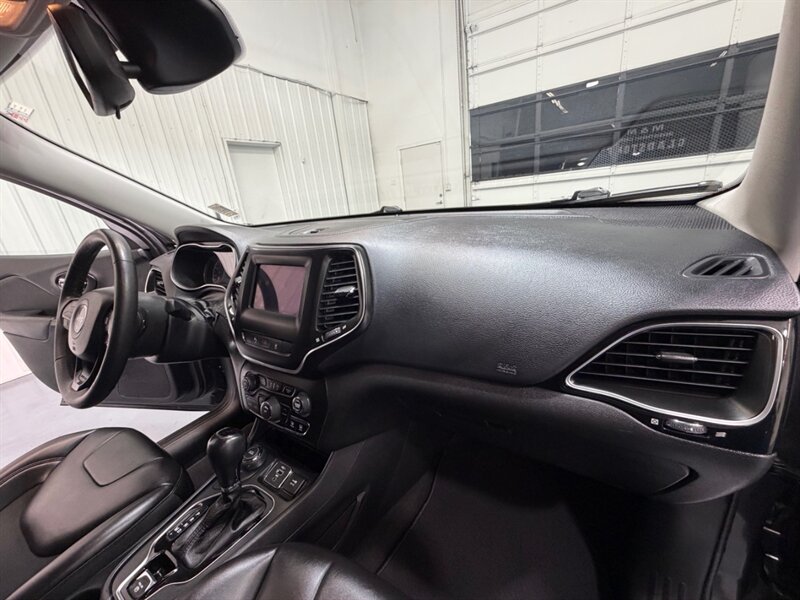 2021 Jeep Cherokee Altitude AWD / 1 OWNER / LEATHER / ONLY 38K MILES / NEW TIRES / LOCEL RUST FREE - Photo 37 - Gladstone, OR 97027