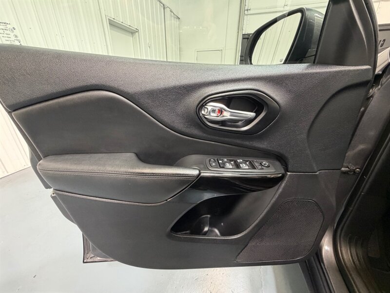 2021 Jeep Cherokee Altitude AWD / 1 OWNER / LEATHER / ONLY 38K MILES / NEW TIRES / LOCEL RUST FREE - Photo 29 - Gladstone, OR 97027