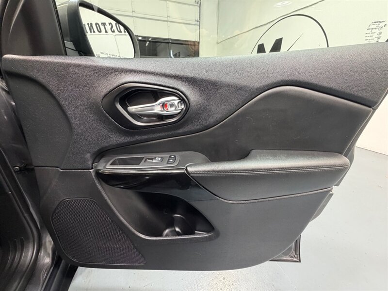 2021 Jeep Cherokee Altitude AWD / 1 OWNER / LEATHER / ONLY 38K MILES / NEW TIRES / LOCEL RUST FREE - Photo 38 - Gladstone, OR 97027
