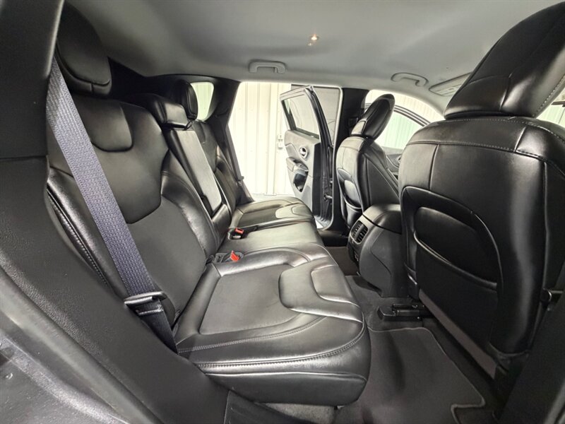 2021 Jeep Cherokee Altitude AWD / 1 OWNER / LEATHER / ONLY 38K MILES / NEW TIRES / LOCEL RUST FREE - Photo 13 - Gladstone, OR 97027