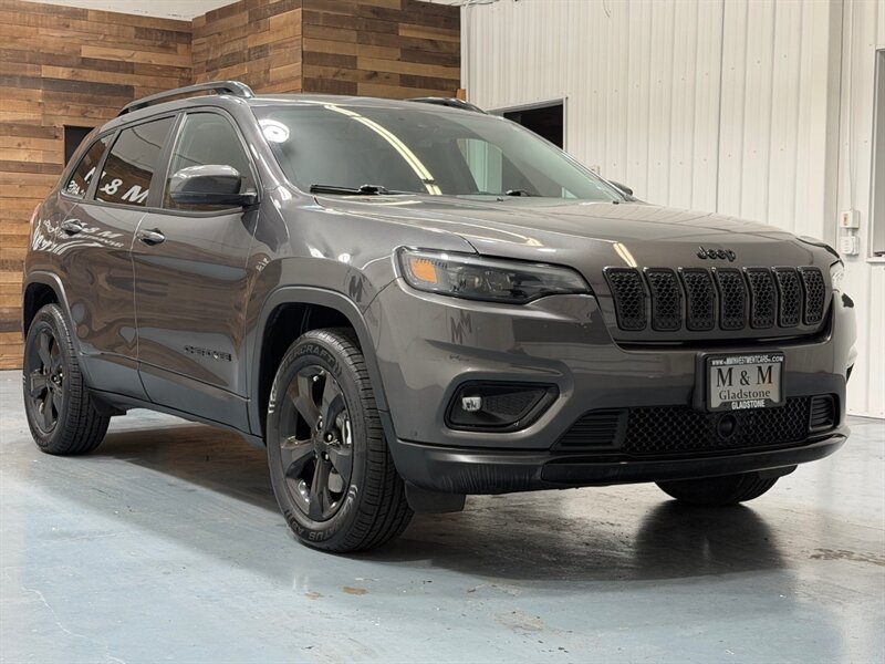 2021 Jeep Cherokee Altitude AWD / 1 OWNER / LEATHER / ONLY 38K MILES / NEW TIRES / LOCEL RUST FREE - Photo 2 - Gladstone, OR 97027