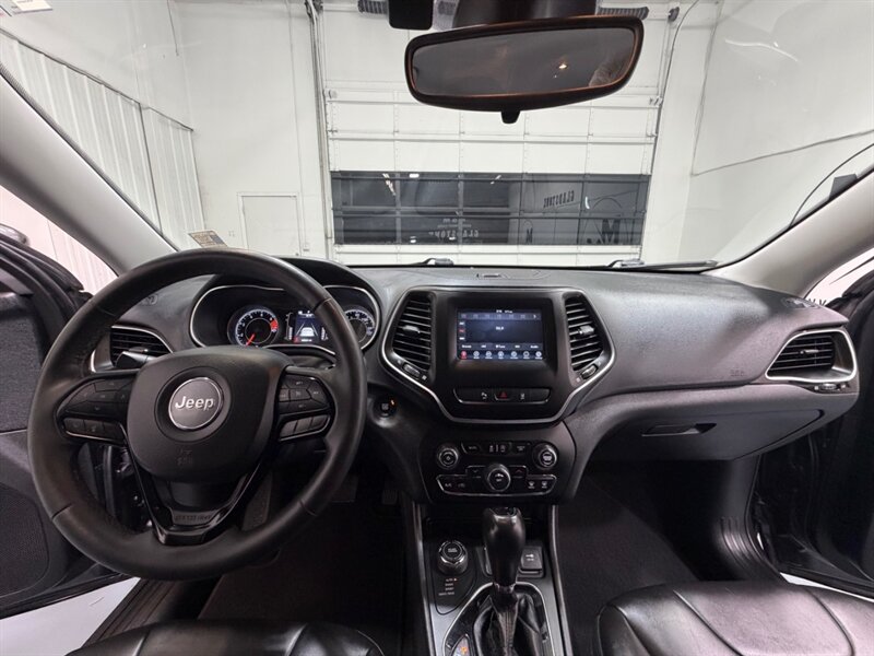 2021 Jeep Cherokee Altitude AWD / 1 OWNER / LEATHER / ONLY 38K MILES / NEW TIRES / LOCEL RUST FREE - Photo 15 - Gladstone, OR 97027
