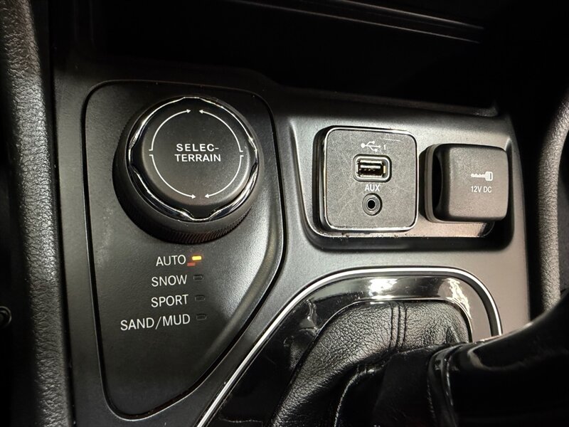 2021 Jeep Cherokee Altitude AWD / 1 OWNER / LEATHER / ONLY 38K MILES / NEW TIRES / LOCEL RUST FREE - Photo 22 - Gladstone, OR 97027
