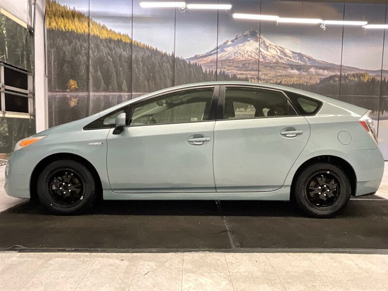 2013 Toyota Prius Three / Backup Camera / New Tires  / Local Car - Photo 3 - Gladstone, OR 97027