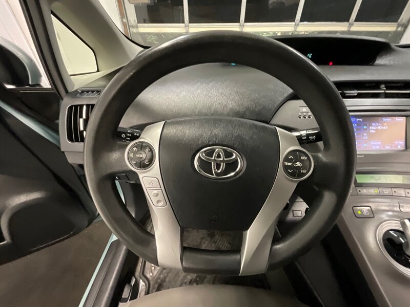 2013 Toyota Prius Three / Backup Camera / New Tires  / Local Car - Photo 36 - Gladstone, OR 97027