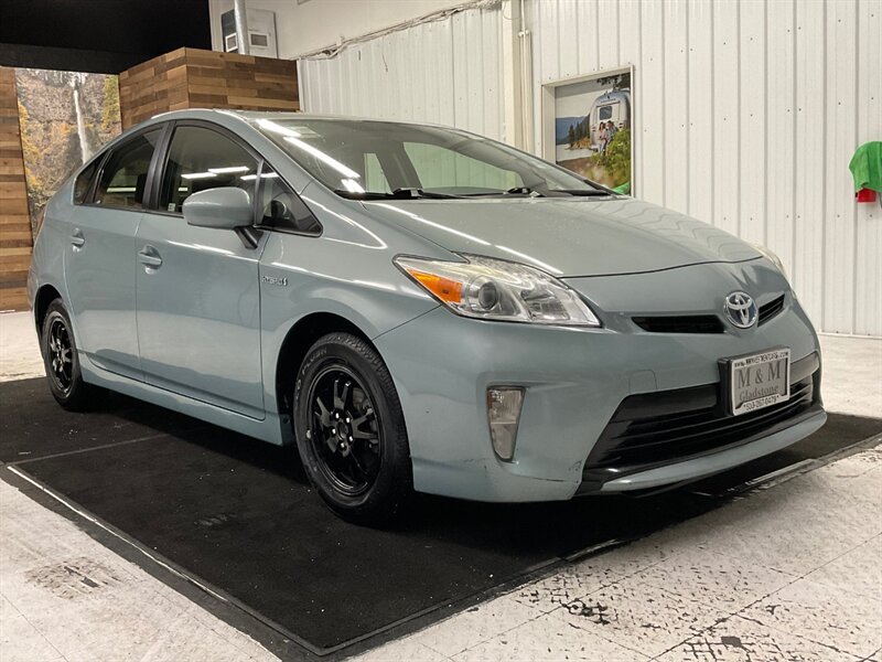 2013 Toyota Prius Three / Backup Camera / New Tires  / Local Car - Photo 2 - Gladstone, OR 97027