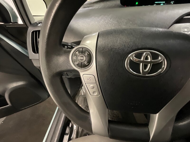 2013 Toyota Prius Three / Backup Camera / New Tires  / Local Car - Photo 37 - Gladstone, OR 97027