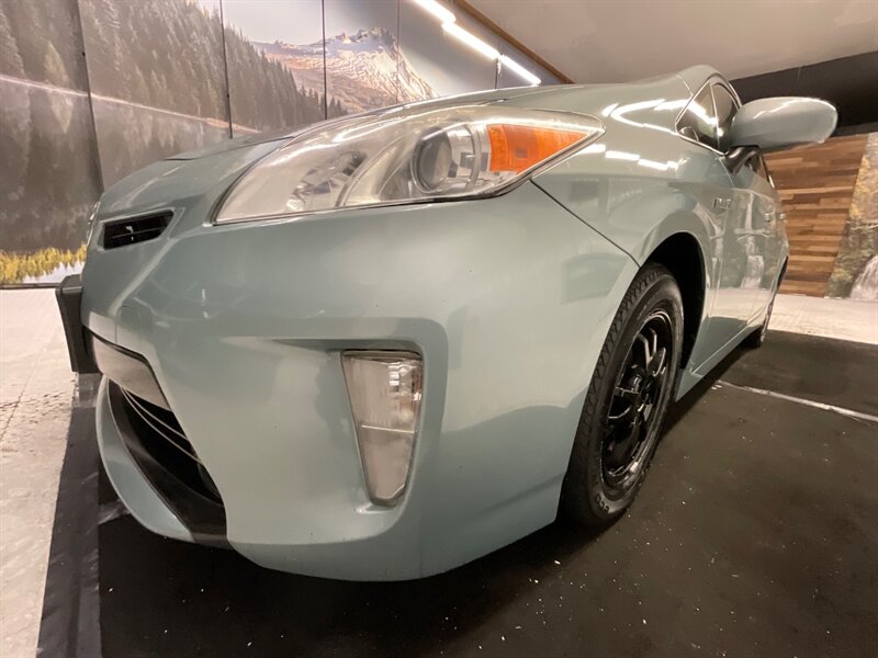 2013 Toyota Prius Three / Backup Camera / New Tires  / Local Car - Photo 9 - Gladstone, OR 97027