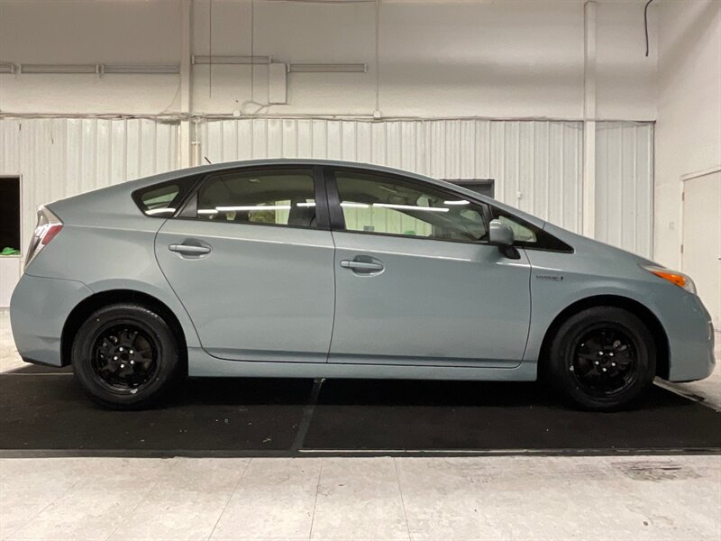 2013 Toyota Prius Three / Backup Camera / New Tires  / Local Car - Photo 4 - Gladstone, OR 97027