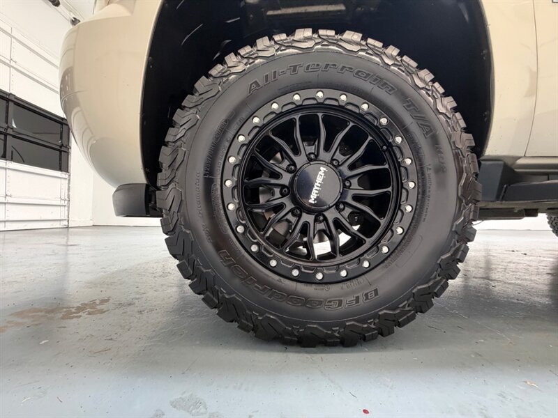 2009 Chevrolet Suburban LS 2500 4X4 6.0L V8 /3RD ROW SEAT / NEW WHEELS /ZERO RUST / 9-PASSENGER - Photo 23 - Gladstone, OR 97027
