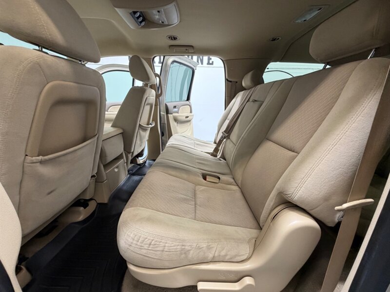 2009 Chevrolet Suburban LS 2500 4X4 6.0L V8 /3RD ROW SEAT / NEW WHEELS /ZERO RUST / 9-PASSENGER - Photo 10 - Gladstone, OR 97027