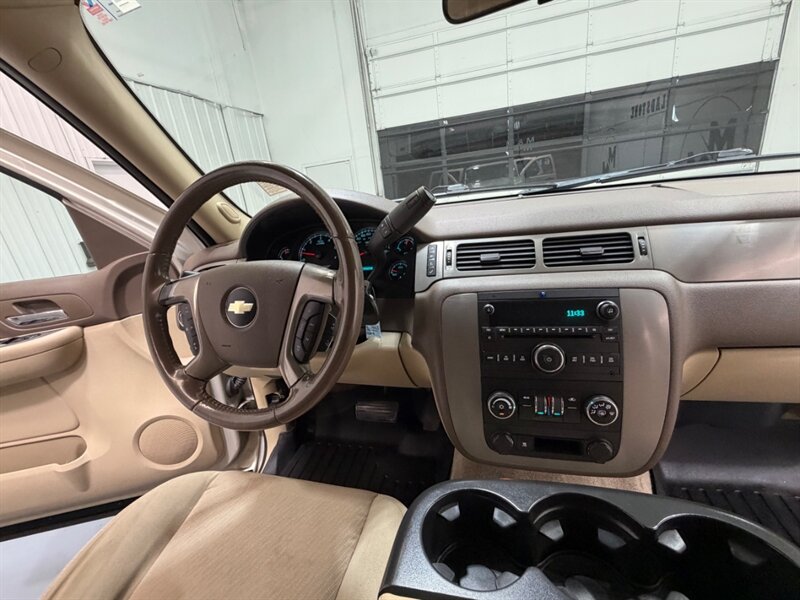 2009 Chevrolet Suburban LS 2500 4X4 6.0L V8 /3RD ROW SEAT / NEW WHEELS /ZERO RUST / 9-PASSENGER - Photo 17 - Gladstone, OR 97027