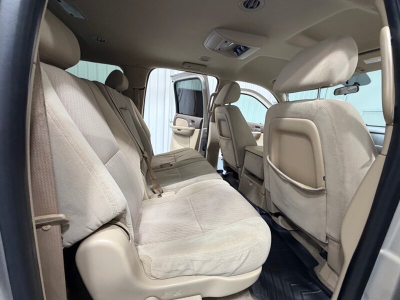 2009 Chevrolet Suburban LS 2500 4X4 6.0L V8 /3RD ROW SEAT / NEW WHEELS /ZERO RUST / 9-PASSENGER - Photo 14 - Gladstone, OR 97027