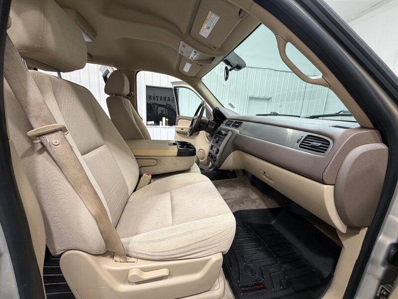2009 Chevrolet Suburban LS 2500 4X4 6.0L V8 /3RD ROW SEAT / NEW WHEELS /ZERO RUST / 9-PASSENGER - Photo 15 - Gladstone, OR 97027