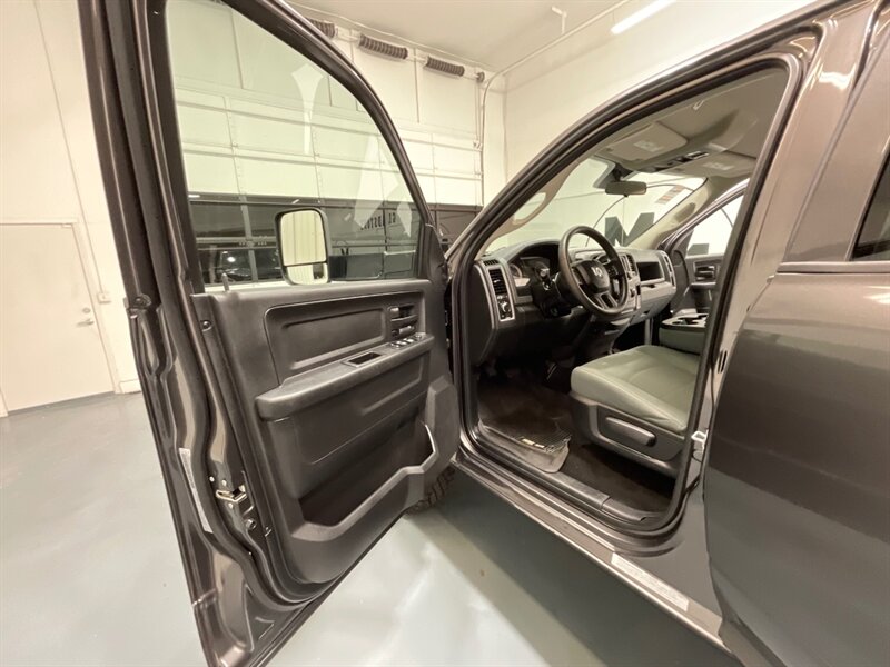 2017 RAM 3500 Tradesman Crew Cab 4X4 / 6.7L DIESEL / 1-OWNER  / LONG BED / NEW TIRES/ ZERO RUST - Photo 31 - Gladstone, OR 97027