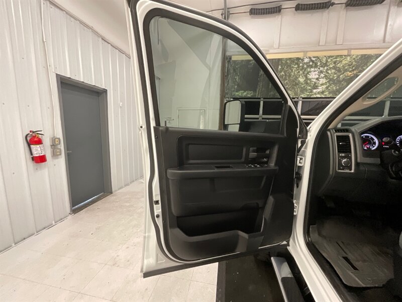 2015 RAM 3500 4x4 Tradesman /DIESEL/DUALLY /32K MILES/AISIN TRAN  /1-OWNER LOCAL / 6.7L CUMMINS DIESEL /RUST FREE / DUALLY LONG BED / AISIN TRANNY / 32,000 MILES - Photo 31 - Gladstone, OR 97027