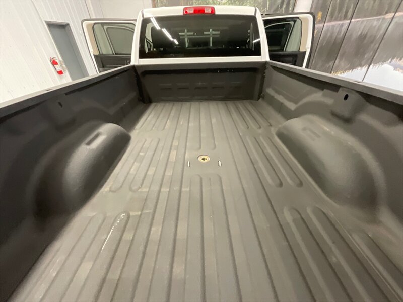 2015 RAM 3500 4x4 Tradesman /DIESEL/DUALLY /32K MILES/AISIN TRAN  /1-OWNER LOCAL / 6.7L CUMMINS DIESEL /RUST FREE / DUALLY LONG BED / AISIN TRANNY / 32,000 MILES - Photo 19 - Gladstone, OR 97027