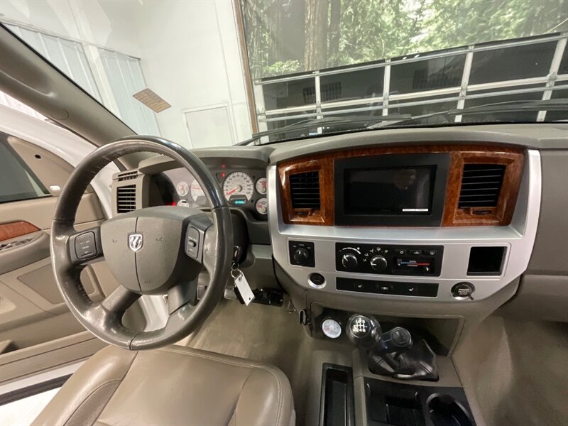 2006 Dodge Ram 2500 4x4 Laramie MEGCAB / 5.9L DIESEL / 6-SPEED MANUAL  /LOCAL TRUCK / RUST FREE / LIFTED W. 35 " MUD TIRES & 22 " WHEELS / Leather , DVD , Heated Seats / SHARP & CLEAN !! - Photo 16 - Gladstone, OR 97027