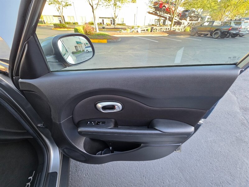 2015 Kia Soul WAGON / 4-CYL 1.6L / 6-SPEED MANUAL / 87,000 MILES  / FRESH LICAL TRADE-IN / LOW MILES - Photo 32 - Portland, OR 97217