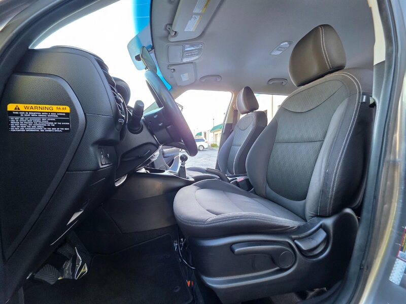 2015 Kia Soul WAGON / 4-CYL 1.6L / 6-SPEED MANUAL / 87,000 MILES  / FRESH LICAL TRADE-IN / LOW MILES - Photo 11 - Portland, OR 97217