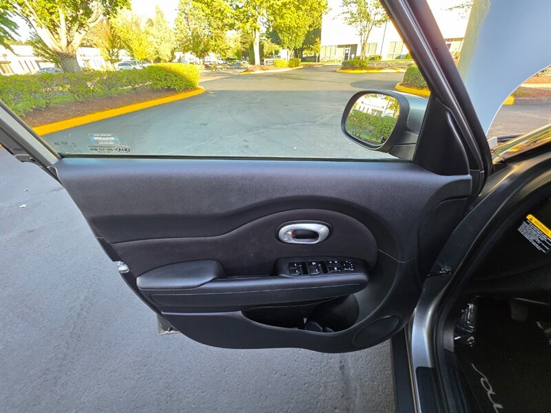 2015 Kia Soul WAGON / 4-CYL 1.6L / 6-SPEED MANUAL / 87,000 MILES  / FRESH LICAL TRADE-IN / LOW MILES - Photo 31 - Portland, OR 97217