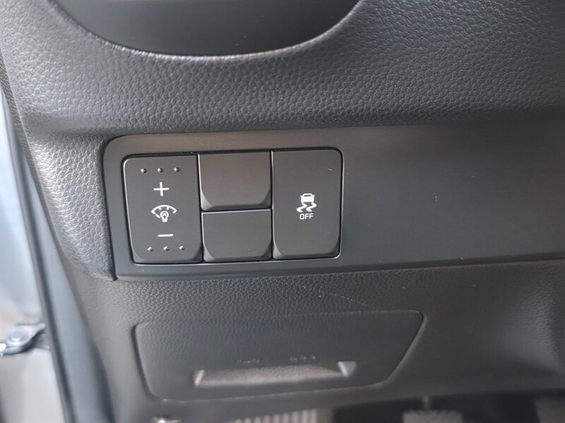 2015 Kia Soul WAGON / 4-CYL 1.6L / 6-SPEED MANUAL / 87,000 MILES  / FRESH LICAL TRADE-IN / LOW MILES - Photo 21 - Portland, OR 97217