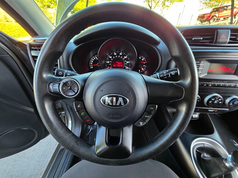 2015 Kia Soul WAGON / 4-CYL 1.6L / 6-SPEED MANUAL / 87,000 MILES  / FRESH LICAL TRADE-IN / LOW MILES - Photo 16 - Portland, OR 97217