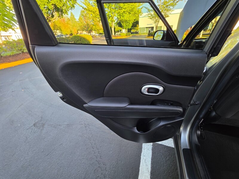 2015 Kia Soul WAGON / 4-CYL 1.6L / 6-SPEED MANUAL / 87,000 MILES  / FRESH LICAL TRADE-IN / LOW MILES - Photo 33 - Portland, OR 97217